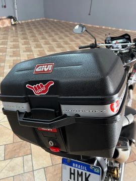 Vende-se baú mais suporte givi 
