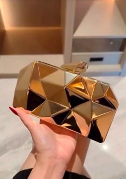 Bolsa de mão dourada. Nunca usada. 
