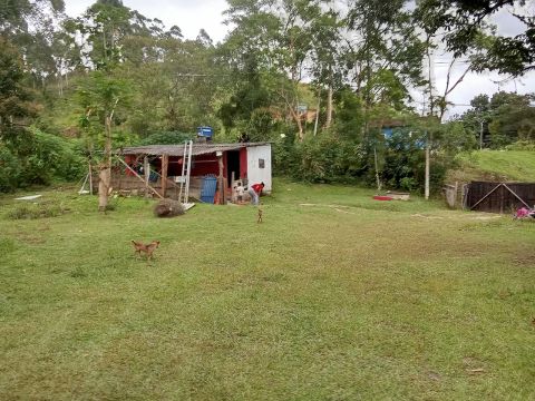 Sítio com 2 casas e área verde e robeirao 1,5 km do centro da cidade de Juquitiba 