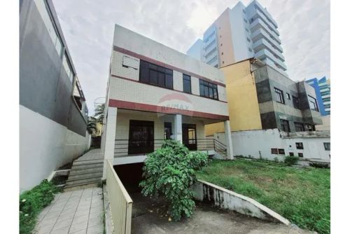 Sua empresa em DESTAQUE: Prédio comercial com 588m² de área construída frente mar em Piatã