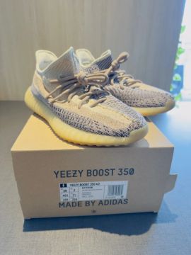 Yeezy Boost 350 V2 - Tamanho 39