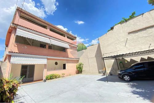 Excelente casa, 03 quartos c/ vaga de garagem coberta p/ 04 carros, 259m², no Abolição, RJ