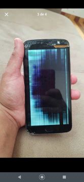 Celular Motorola com tela quebrada