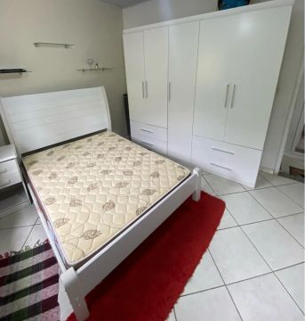 Cama + colchão + guarda-roupas 