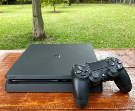 Playstation 4 Slim 1TB + 2 Controle originais - semi novo