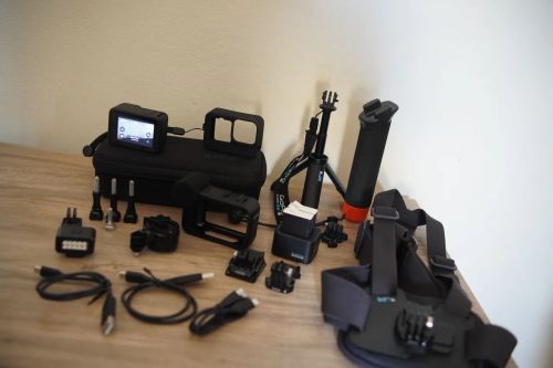 GoPro Hero 11 Black + Cartão de Memória com 128GB e Acessórios (Pouco Usado)