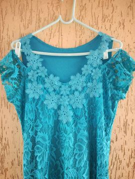 Vestido de renda azul turquesa