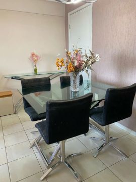 Mesa de Jantar de Vidro com 4 Cadeiras + Mesa de Apoio + Sofá.