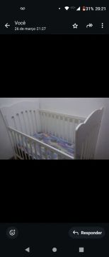 Berço de madeira branco carrinho Galzerano e bebê conforto 