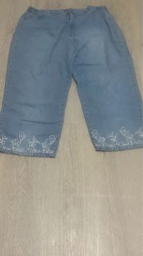 Calça pantacourt Jeans com Detalhes Bordados