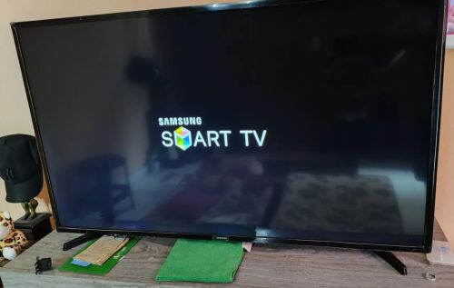 Estou vendendo uma TV Samsung nova 49 polegadas smart