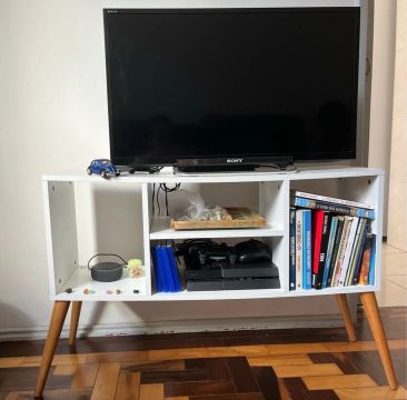 Rack de TV branco com pés de madeira