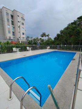 Apartamento com piscina em condomínio fechado