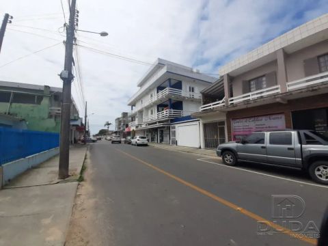 Casa com excelente localização central.
