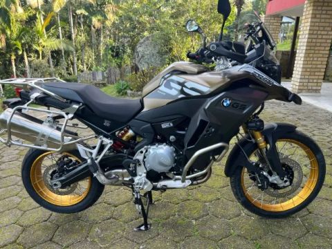 BMW 850 GS Adventure Premium em estado de zero.