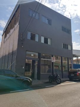 SALAS COMERCIAIS NO CENTRO... ALUGAM-SE salas no pavimento térreo, com estrutura de banhei
