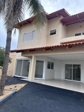 VENDE-SE UM SOBRADO