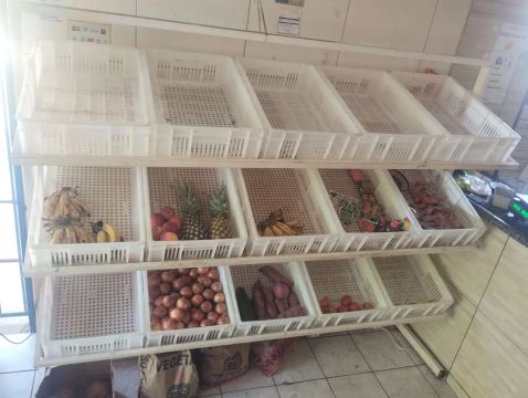 Fruteira com prateleiras e caixas