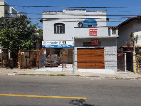 Prédio com quatro apartamentos e uma loja na Olegário Maciel, no Paineiras