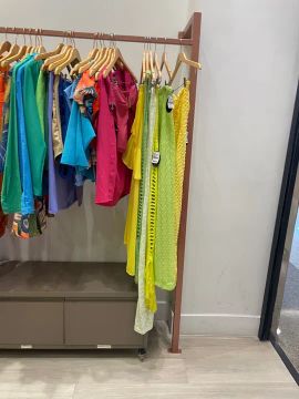 Móveis e roupas pra loja