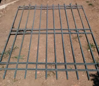 Grade com barras de ferro de 5/8" muito reforçada com poste de ferro para portão