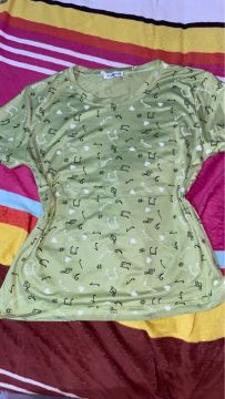 Camiseta verde com notas musicais