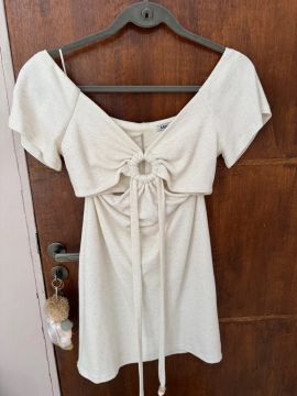 Vestido branco com detalhe de nó