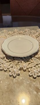 Jogo com 36 pratos branco de sobremesa com detalhes em dourado