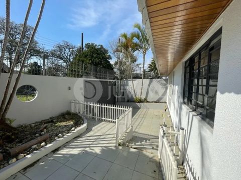 IMOBILIARIA JUVEVE VENDE CASA DE ESQUINA GUABIROTUBA COLEGIO MEDIANEIRA PUC/PR FRANCISCO B
