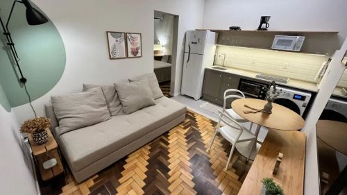 Studio reformado e mobiliado
