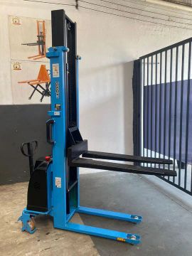 Empilhadeira semi-eletrica Paletrans 1035