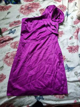 Vestido roxo de festa com detalhe de flor