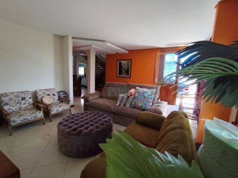 Linda Casa, residencial e comercial  Ampla, e Arejada, Bairro Caiçaras.