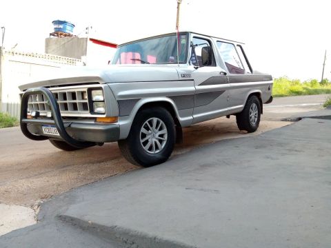 Vende-se F1000 cabine dupla em ótimo estado de conservação