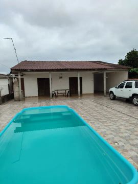 Casa com piscina para locação.