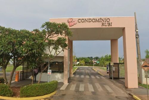 CASA TÉRREA COND. RUBI, 2 QTOS 1 SUÍTE, C/ CHURRASQUEIRA E PISCINA PRIVADA, SEMI-MOBILIADO