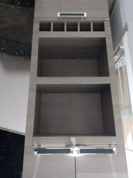 Torre para forno e microondas com suporte para garrafas.