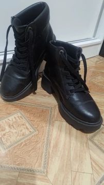 Botas pretas de cano curto Coturno 