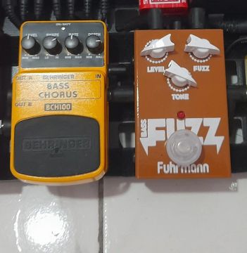 Bass Chorus Behringer e Bass Fuzz Fuhrmann 