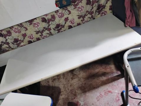 Um mesão de escritório+ uma mesinha aluno 