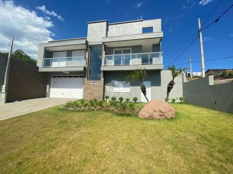 Casa com 4 dormitórios no bairro Santo Inácio!