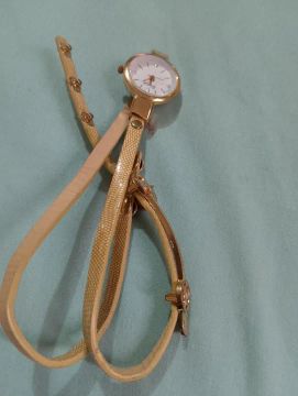 Relógio feminino dourado com pulseira de couro