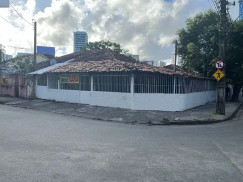 ALUGA-SE CASA DE ESQUINA IDEAL PARA SEU COMERCIO