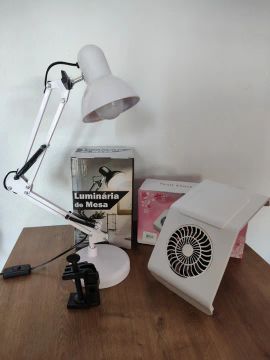 Luminária articulada de mesa e aspirador de pó nails