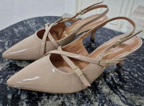 Scarpin slingback verniz bege Vizzano