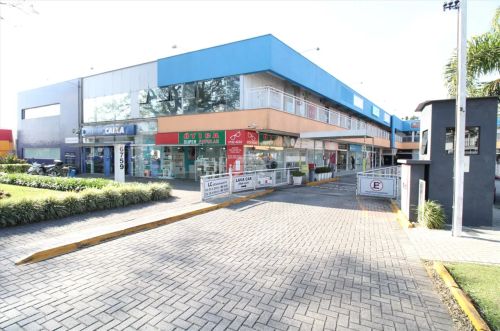 Centro comercial para venda tem 30 metros quadrados em Novo Mundo - Curitiba - PR