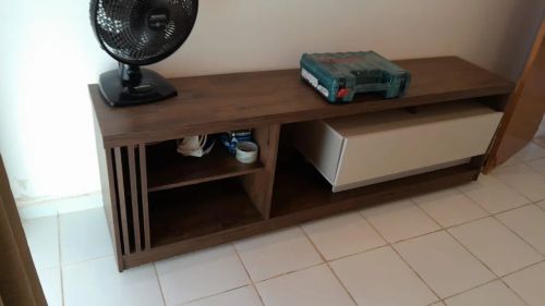 Rack de TV moderno com 2 prateleiras e 1 gaveta