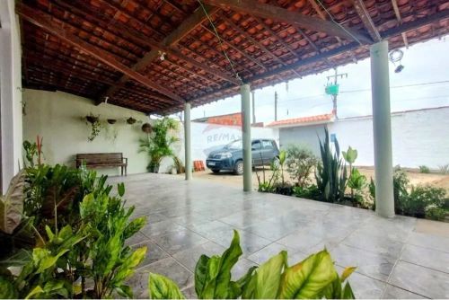 Casa espaçosa à venda no charmoso bairro da Massagueira, em Alagoas.