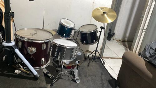 Bateria usada precisando de reajustes  só não tem surdo 
