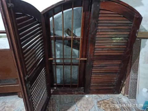 Janela colonial com vidros e grade